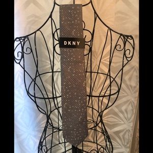 DKNY NWT-Men’s Grey tie. 51% cotton 49% silk. Msrp $69.50.